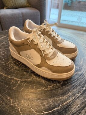 ALO Yoga Women's Recovery Mode Sneakers in White and Beige. Size 9